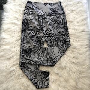 NWOT Beyond yoga, flip it and reverse it lotus leggings, size Large, L
